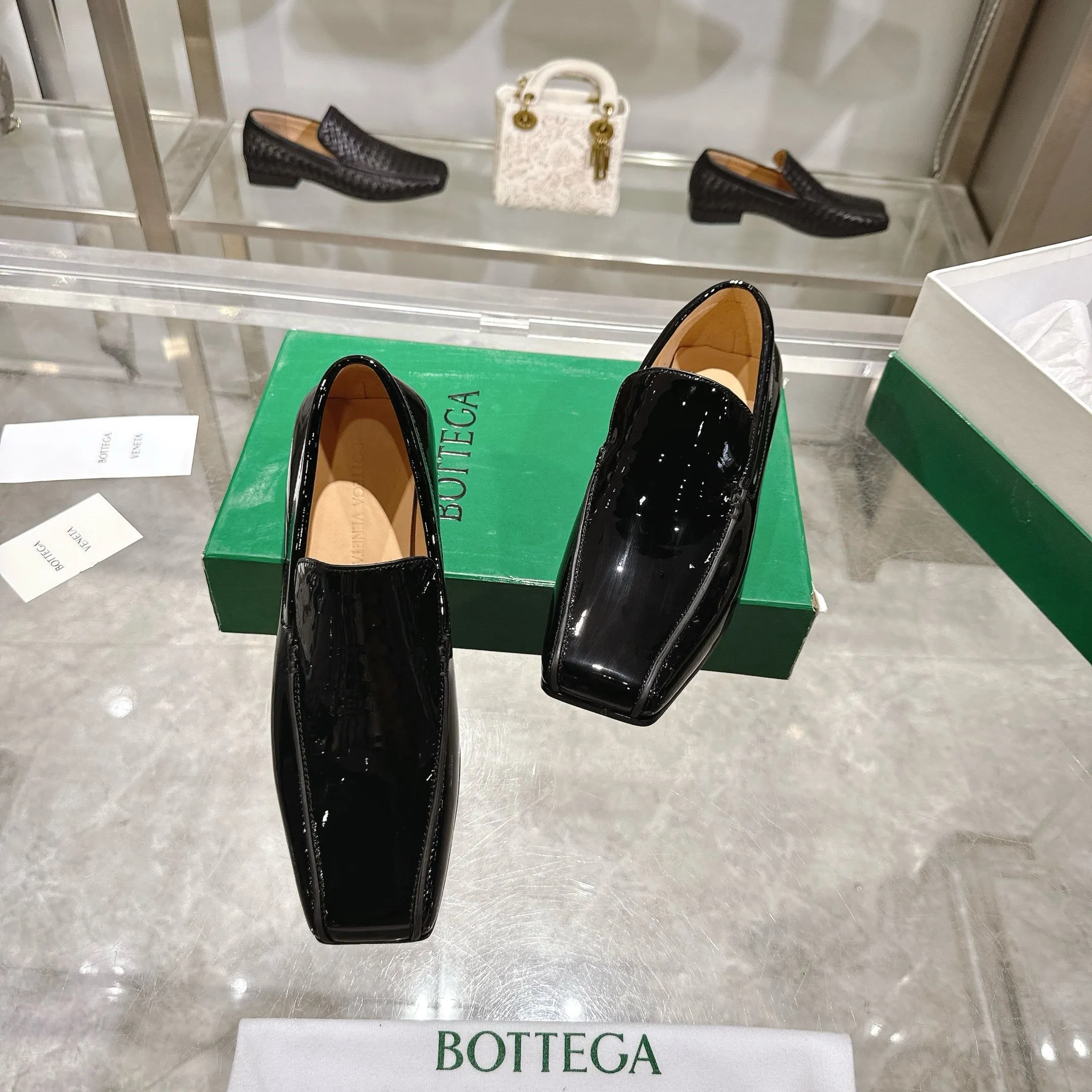 [BV] Top P: 860💰 Couple model, Size: Women 35-39, Men 39--44 (Female 40.41. Men 38. 45, non-refundable) Bottega Veneta 2025 Autumn Counter Synchronous Couple Model Bottega Veneta square-toe low-heeled shoes woven from mixed-breed sheep! Patent leather matching! Low-key luxury and solid color! Leather outsole! [Rose][Rose]! Purely hand-woven and operated, the original board is reproduced one-to-one! quality assurance!